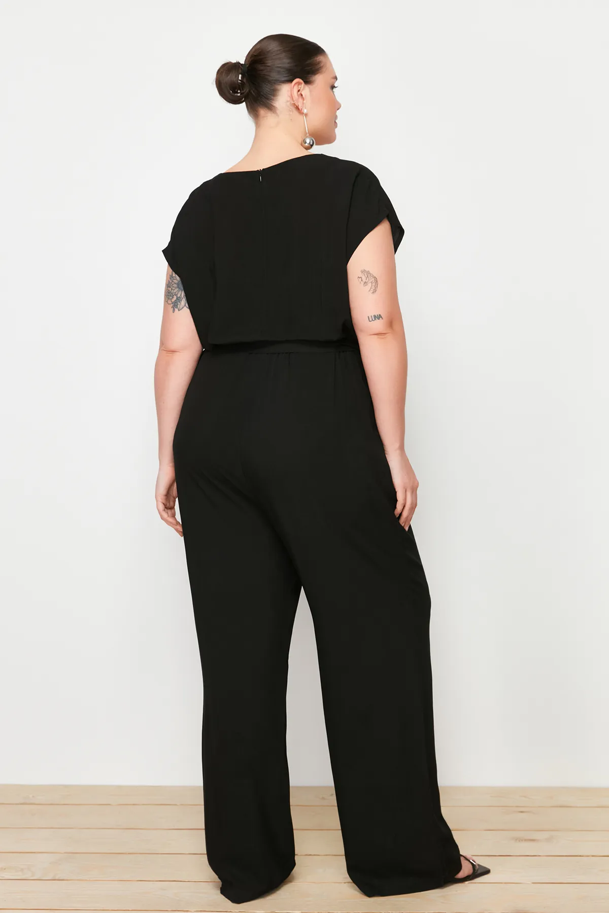 Trendyol Curve  Schwarzer, gewebter Jumpsuit mit weitem Bein und Gürtel TBSSS22TU0161