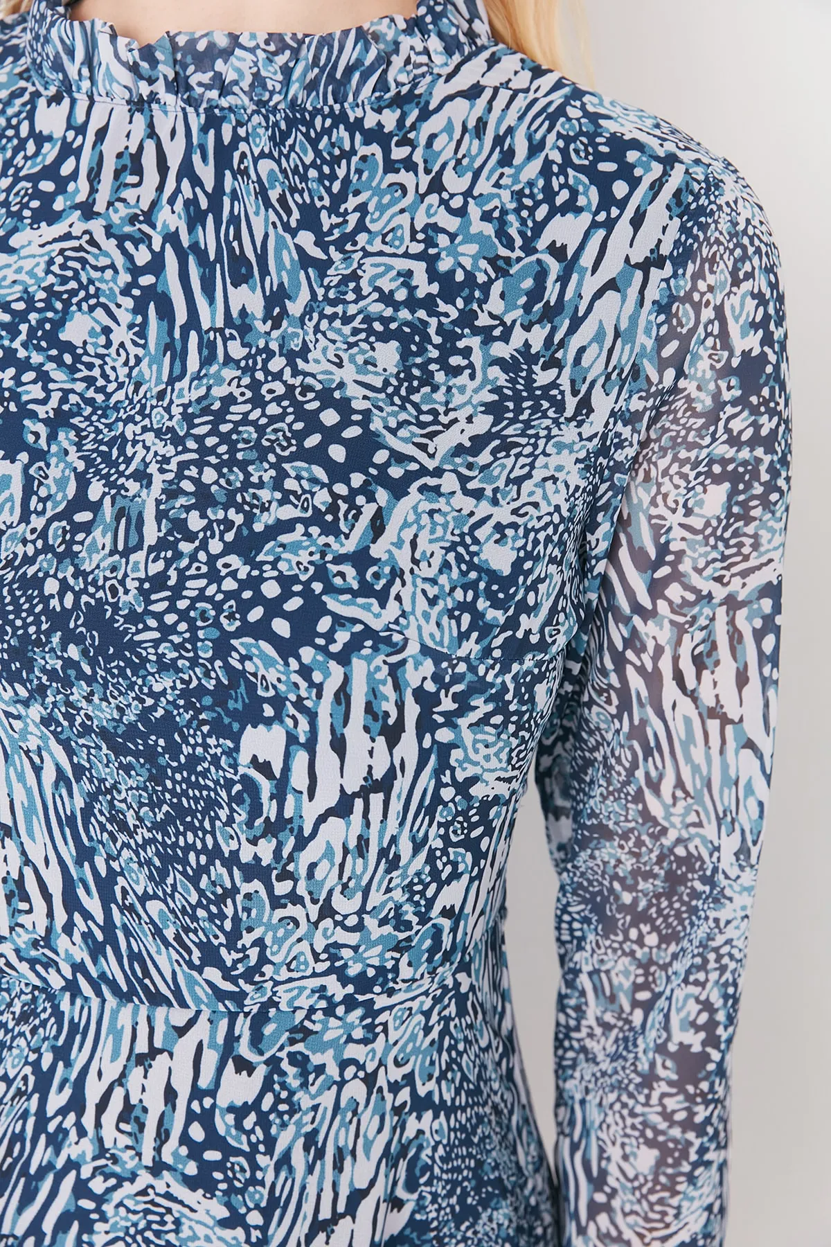 Trendyol Collection  Blaues, gefüttertes Mini-Webkleid mit hohem Kragen TCLAW19LJ0076