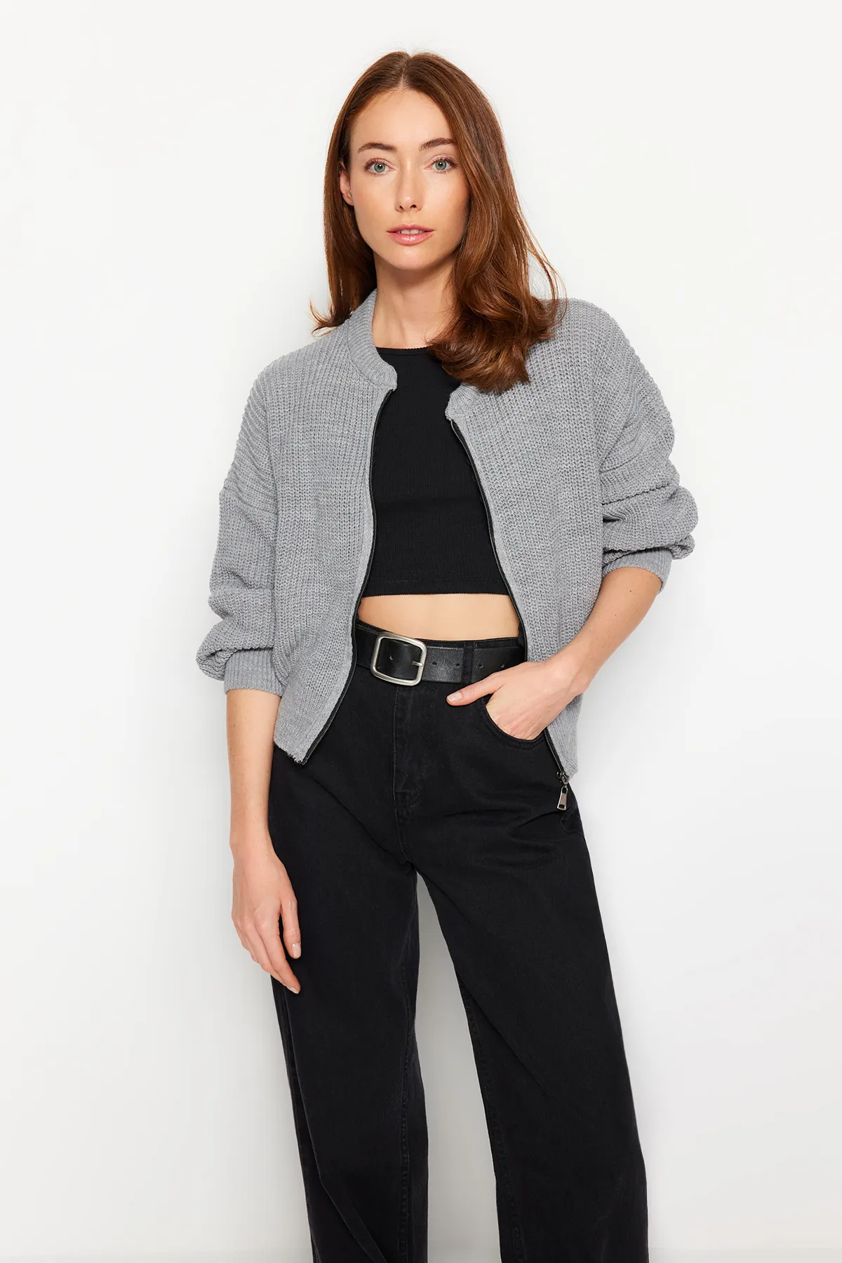 Trendyol Collection  Grauer Strickcardigan mit Bomberkragen TWOAW24HI00153