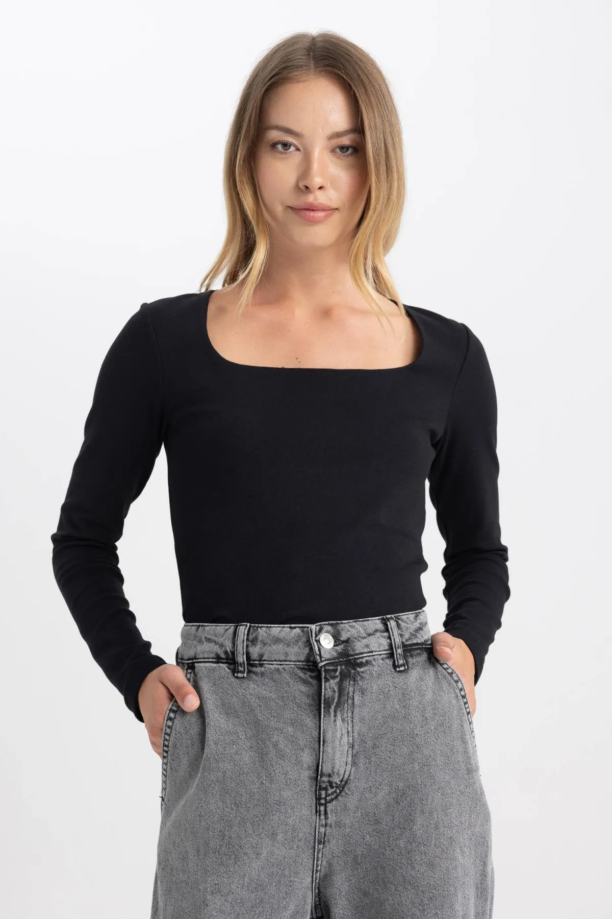 DeFacto  Slim Fit T-Shirt mit eckigem Ausschnitt und langen Ärmeln B2067ax23au