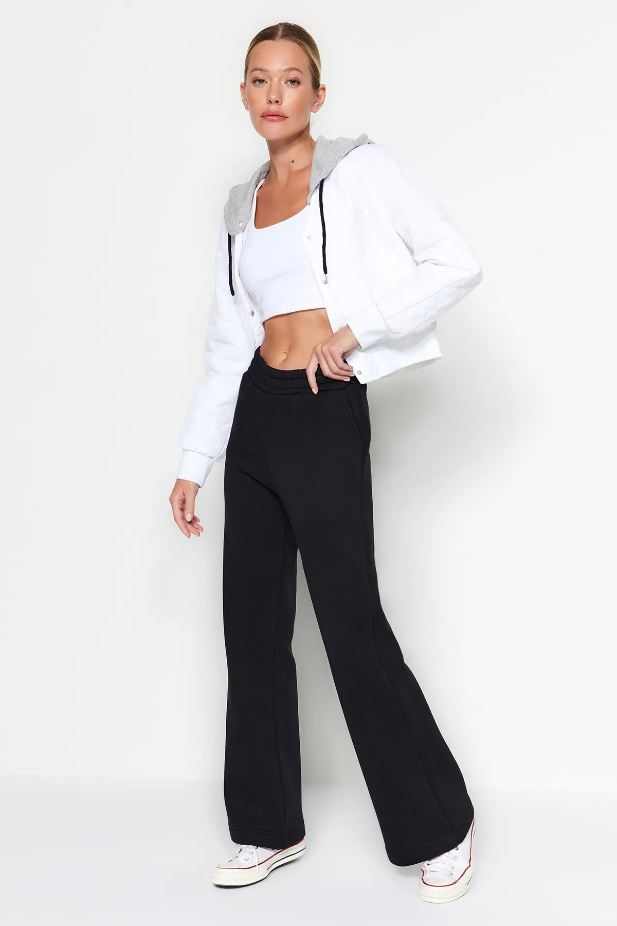 Trendyol Collection  Schwarze Jogginghose mit weitem Bein und bequemer Passform, mit Kordelzug und dicker Fleece-Innenseite TWOAW24EA00026