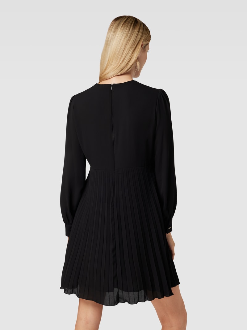 Knielanges Kleid mit Plisseefalten in schwarz