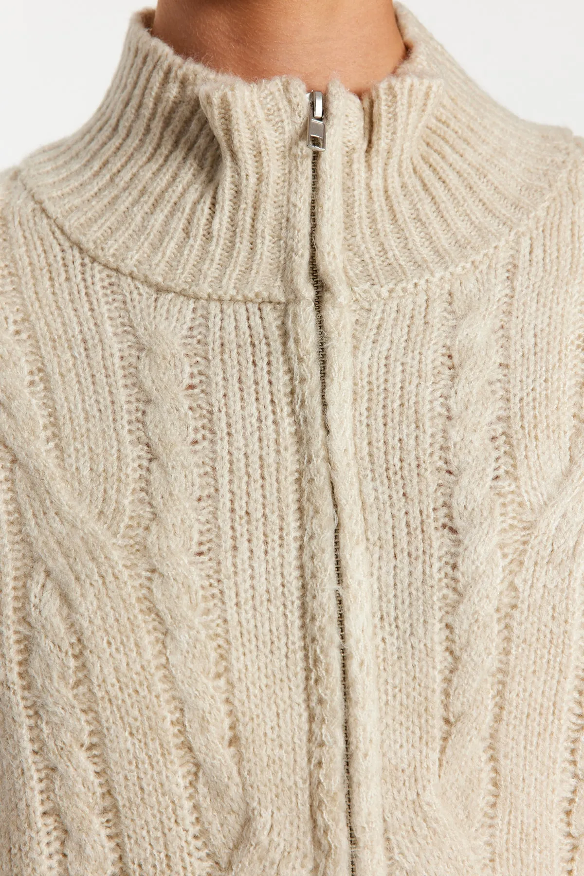 Trendyol Collection  Steinweiche strukturierte Strickjacke mit geflochtenem Reißverschluss aus Haar TWOAW24HI00202