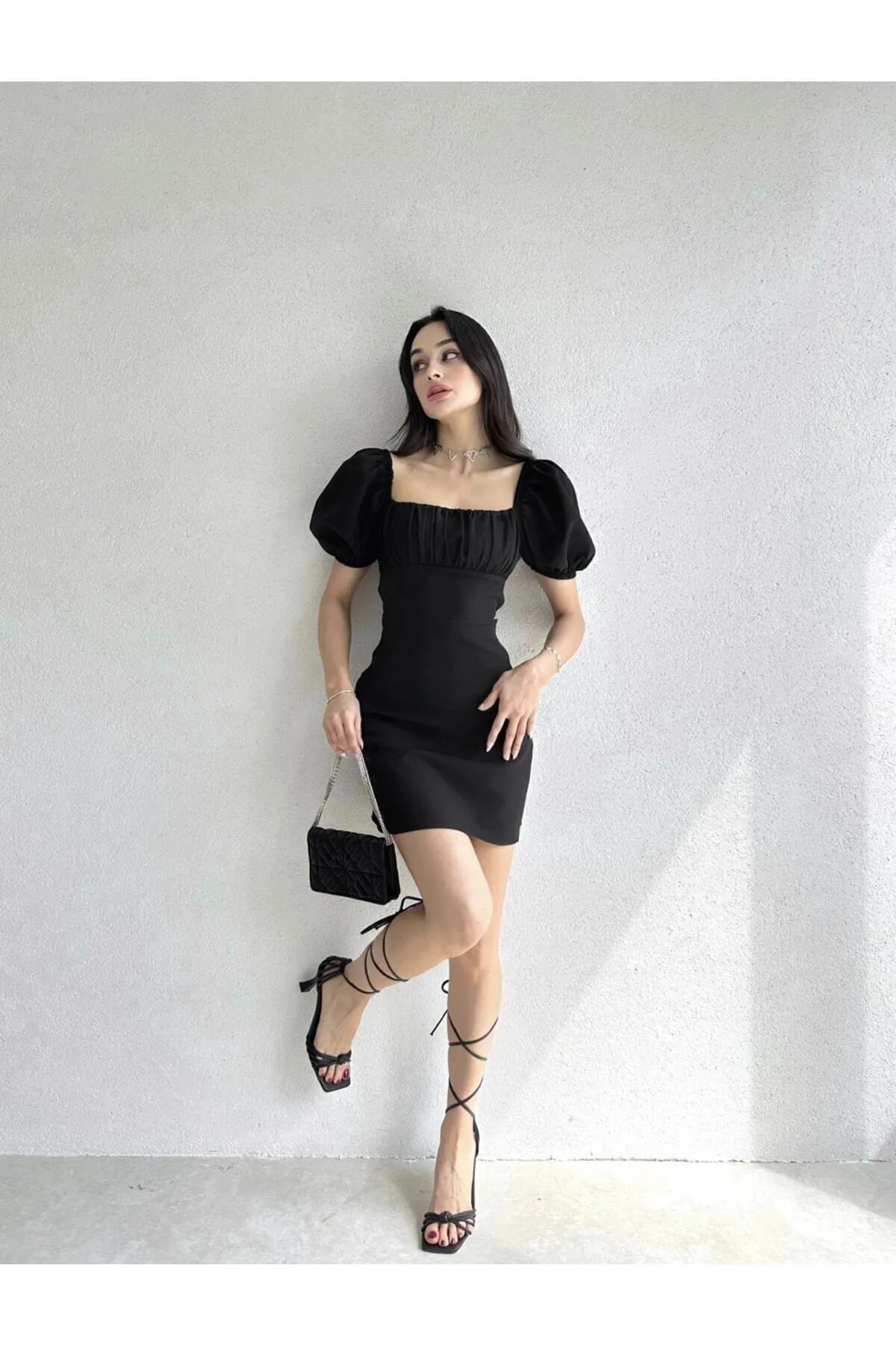 Afiş Butik  Schwarzes, tief sitzendes Kleid mit Wassermelonenärmeln