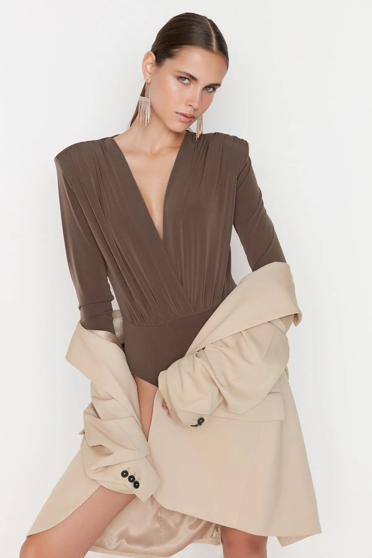 Trendyol Collection  Nerzfarbener, zweireihiger Strick-Bodysuit mit V-Ausschnitt TPRAW22BD0161