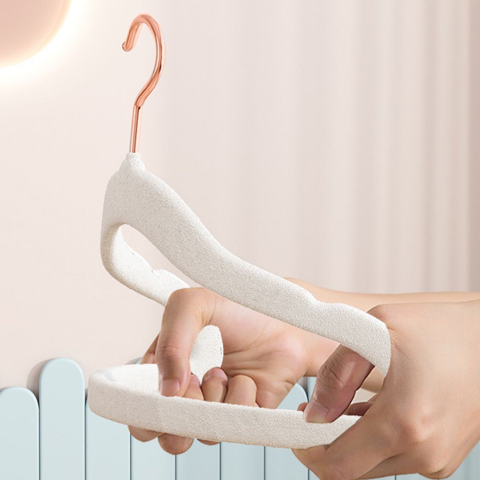 CALIYO Kleiderbügel 10-Tlg Kinderkleiderbügel, Samtbügel mit Haken in Roségold, rutschfest, (10-tlg), für Kleiderschrank, für Kinderkleidung, Babykleidung, Rock und Hose