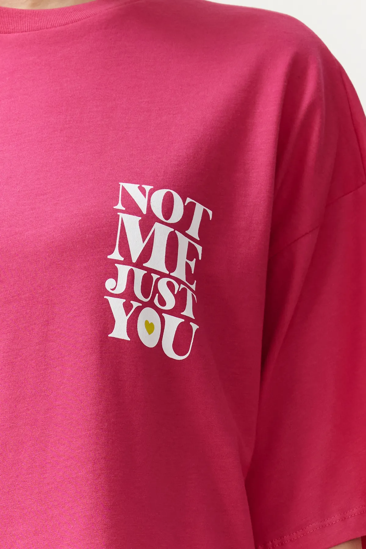 Trendyol Collection  Fuchsiafarbenes Strick-T-Shirt mit Slogan-Aufdruck aus 100 % Baumwolle auf der Rückseite und Vorderseite in Übergröße/bequemer Passform TWOSS24TS00235