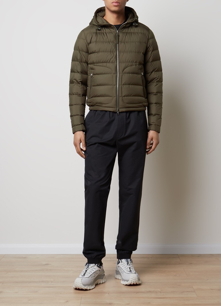 Jachetă matlasată Moncler Sestriere cu glugă, umplută cu puf de gâscă.