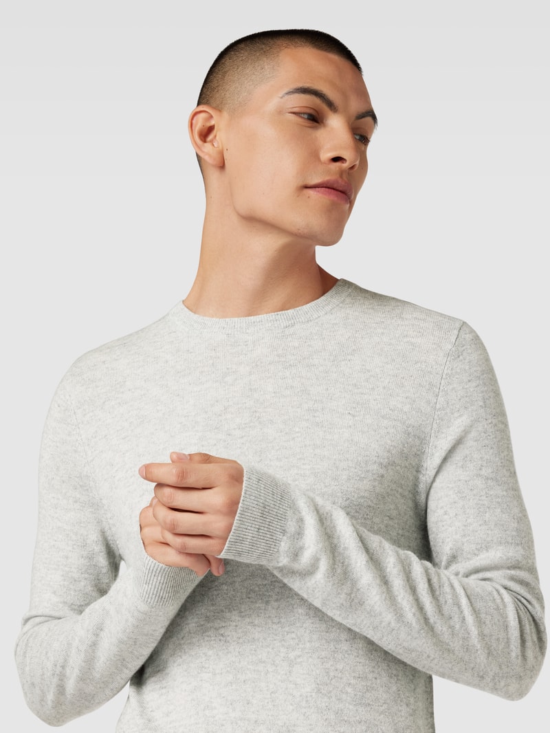 Strickpullover in melierter Optik in hellgrau