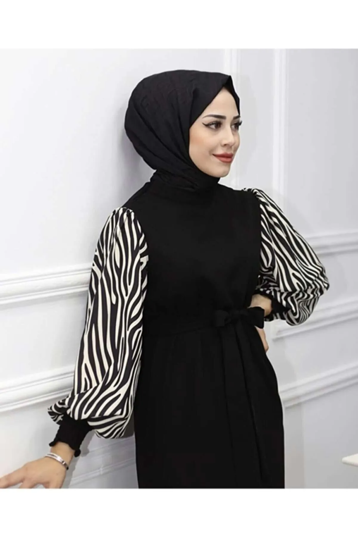 VOLT CLOTHİNG  Langes Hijab-Kleid mit Ballonärmeln und Zebramuster - Schwarz