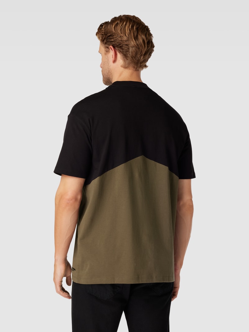 T-Shirt mit Label-Detail in schwarz