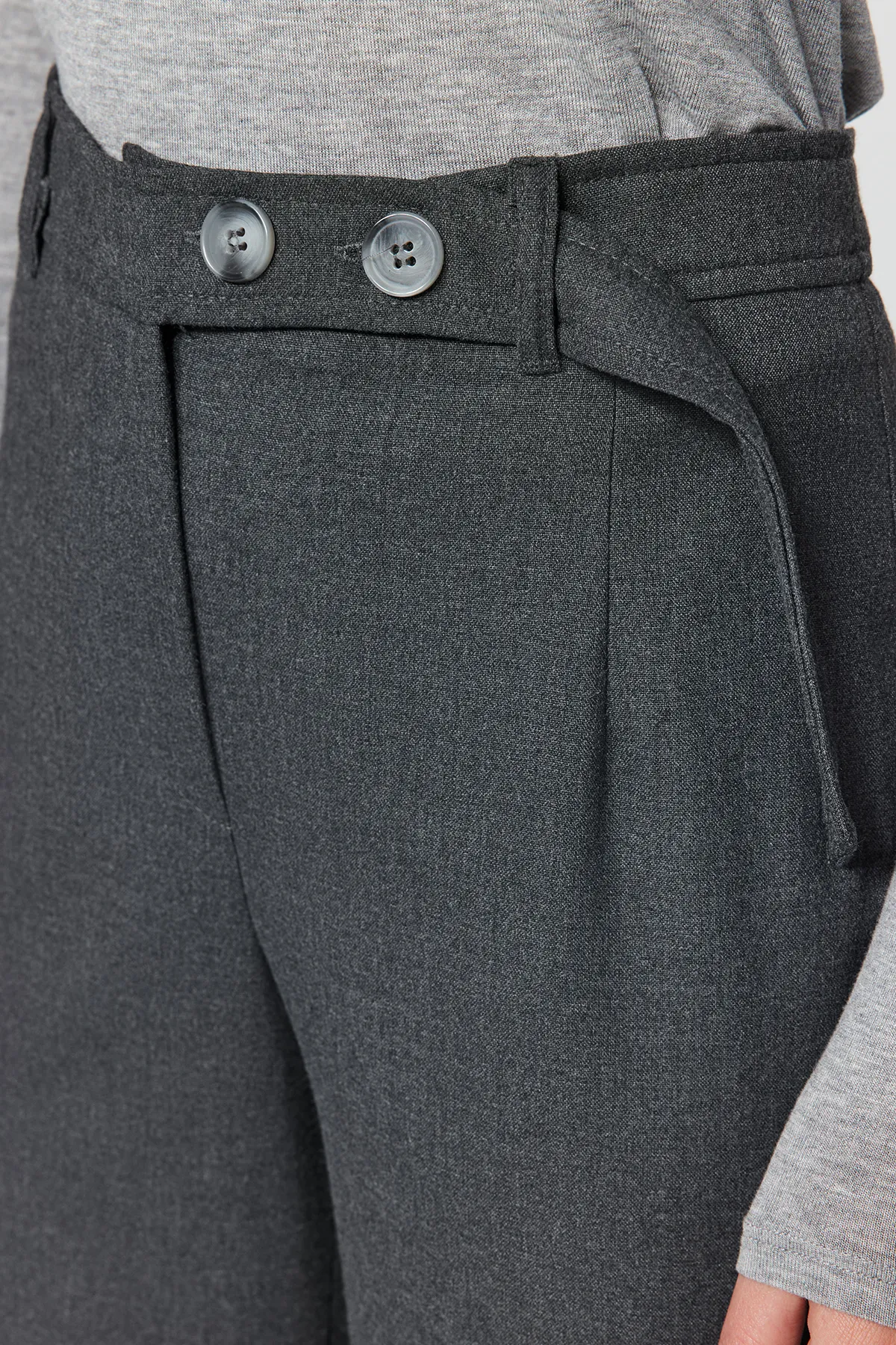 Trendyol Collection  Anthrazitfarbene, gerade geschnittene Hose mit gewebtem Gürtel und detaillierten Details TWOAW24PL00236