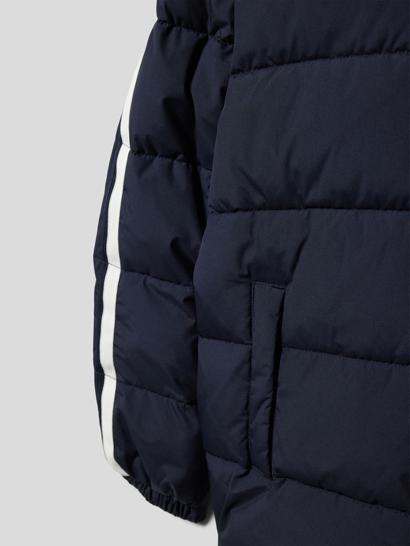 Steppjacke mit Label-Detail in marineblau