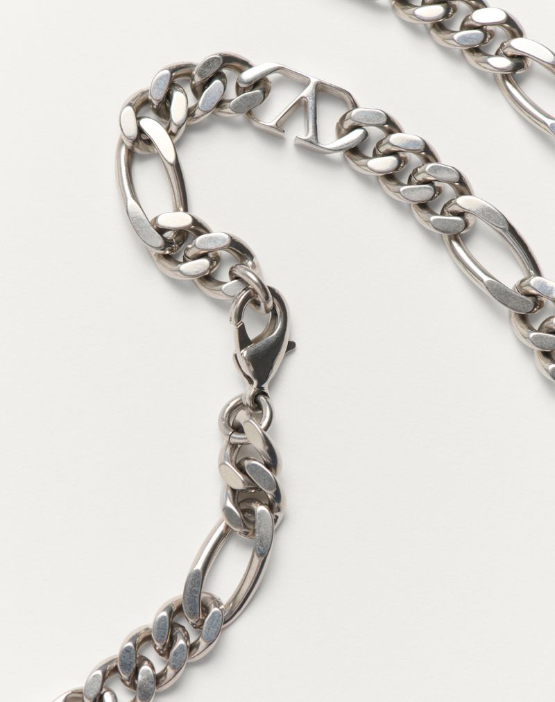 Colar de metal com assinatura VLogo