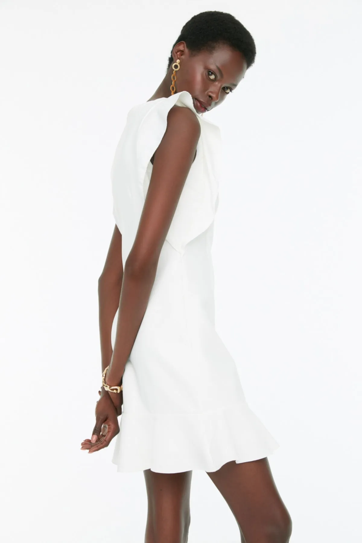 Trendyol Collection  Ecru, figurbetontes, figurbetontes Kleid aus Webstoff mit Mini-Rüschen und Rundhalsausschnitt TWOSS19XB0075