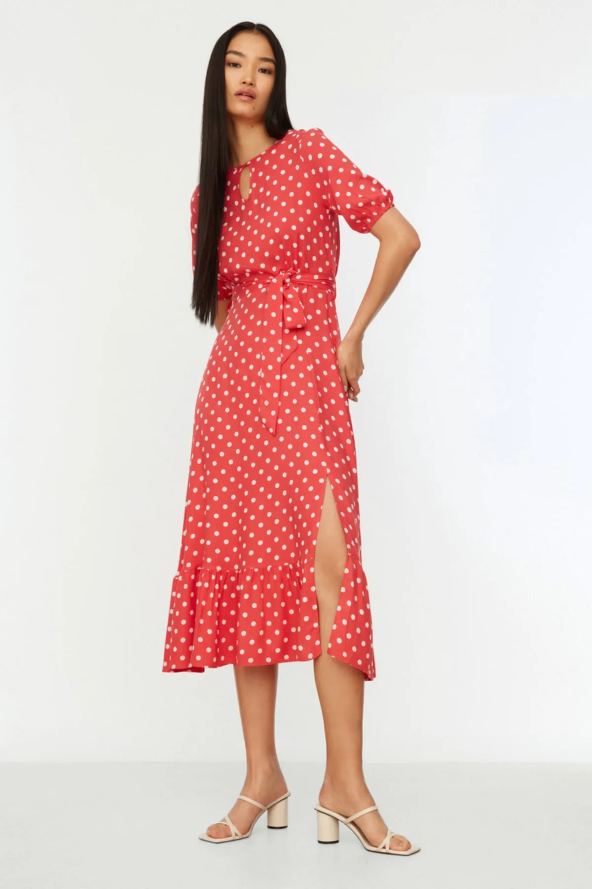 Trendyol Collection  Rotes gepunktetes Midi-Webkleid mit Rundhalsausschnitt und Gürtel TWOSS19XM0064