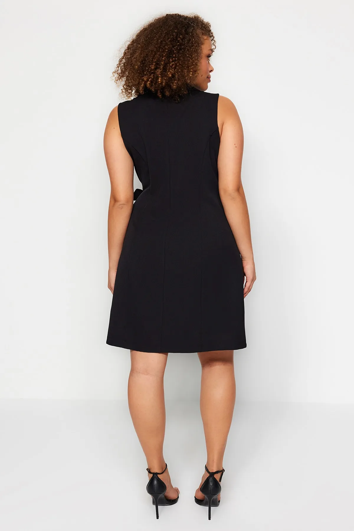 Trendyol Curve  Schwarzes gerades, zweireihiges gewebtes Kleid TBBSS23AH00254