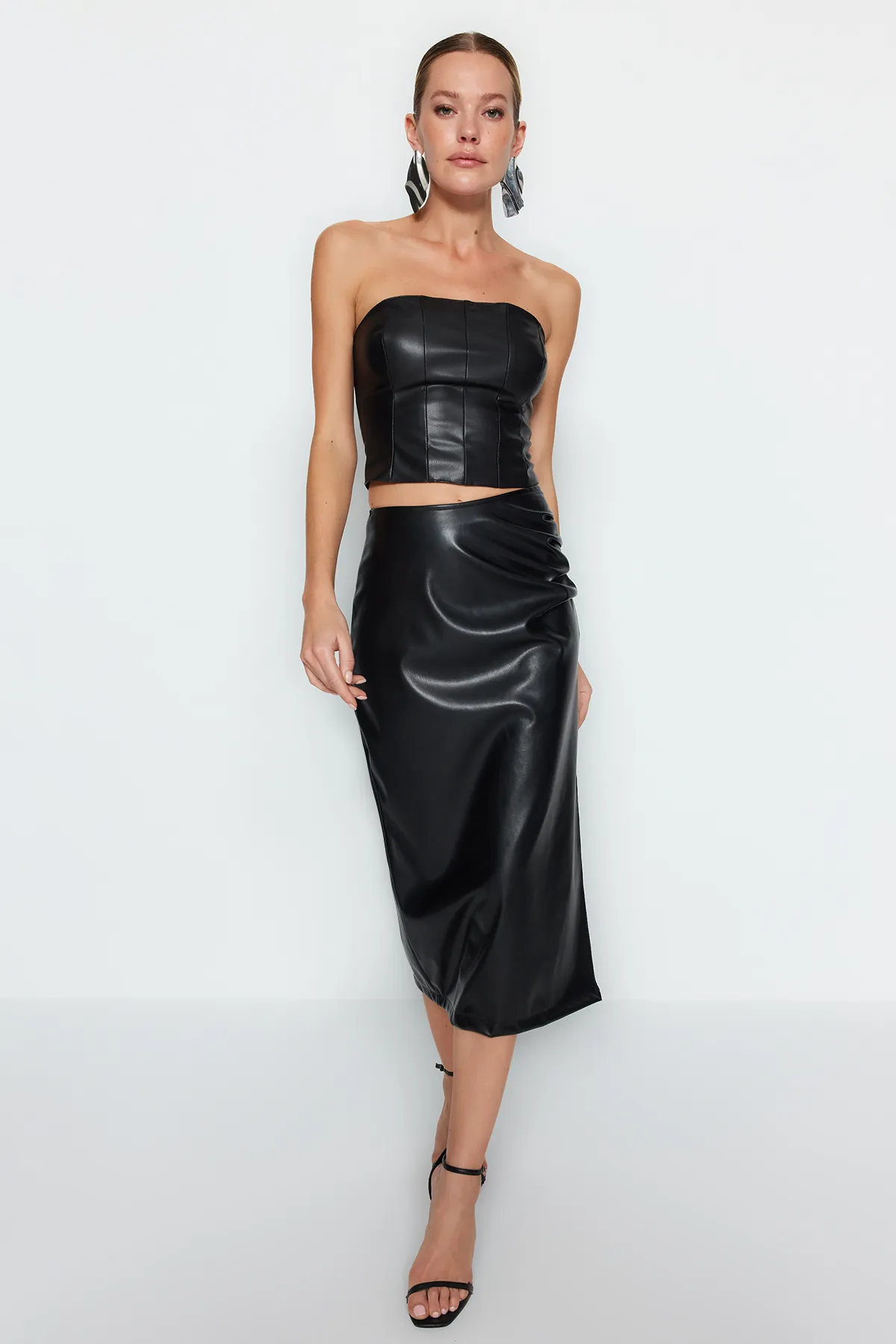 Trendyol Collection  Schwarzes Crop-Bustier aus Kunstleder TPRAW24BS00021