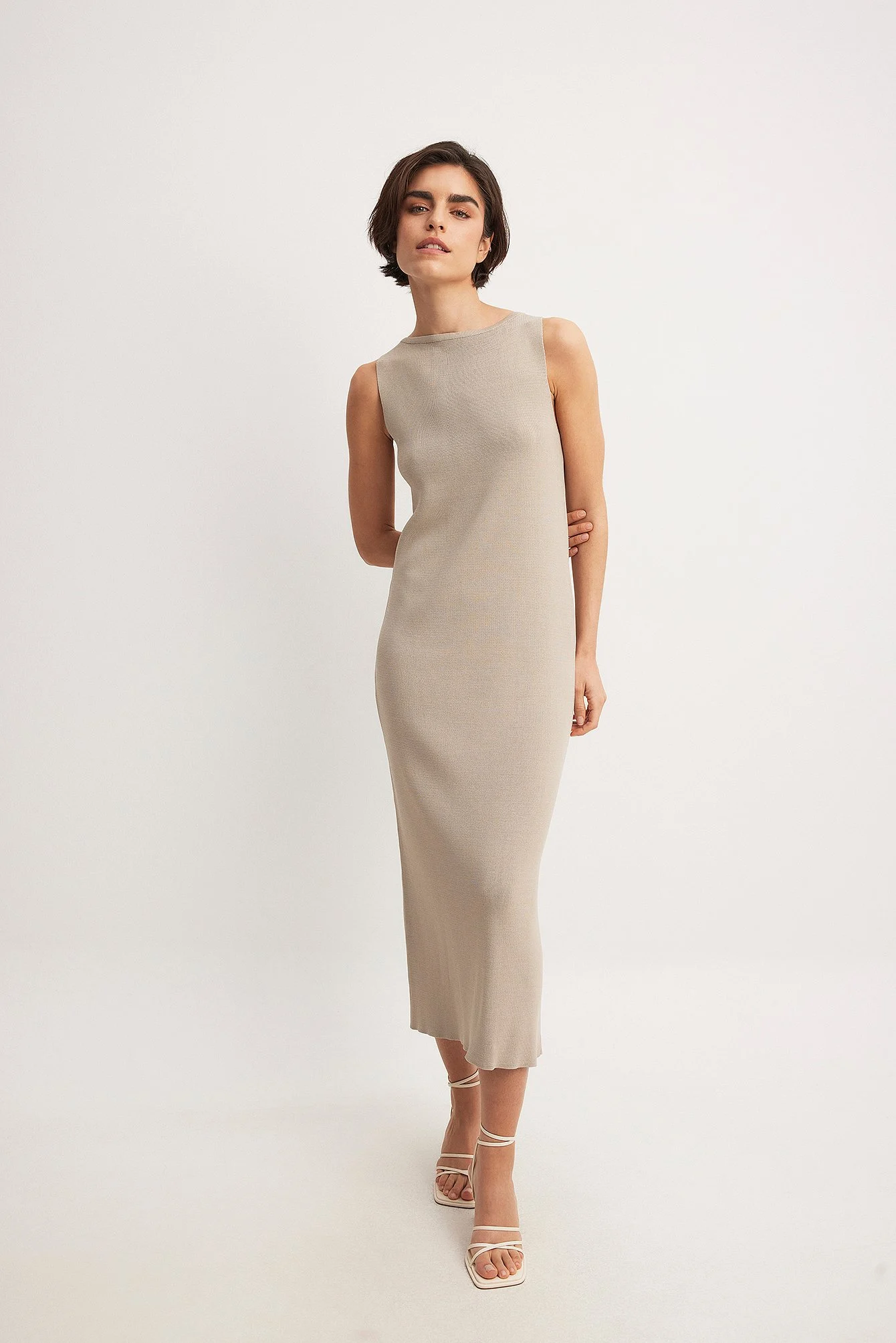 Feingestricktes ärmelloses Midi-Kleid
