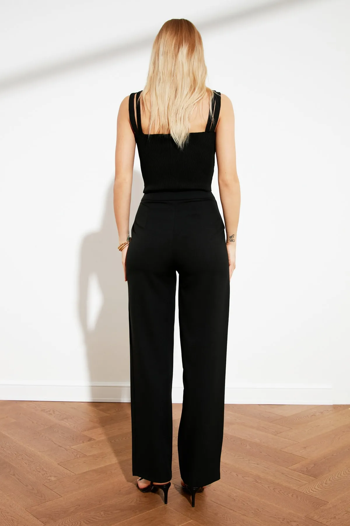 Trendyol Collection  Schwarze plissierte Webhose mit weitem Bein TWOSS21PL0155