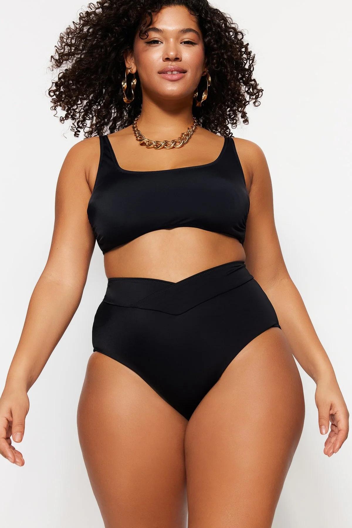 Trendyol Curve  Schwarze Bikinihose mit hoher Taille, schrägem Detail und schlankmachendem Effekt