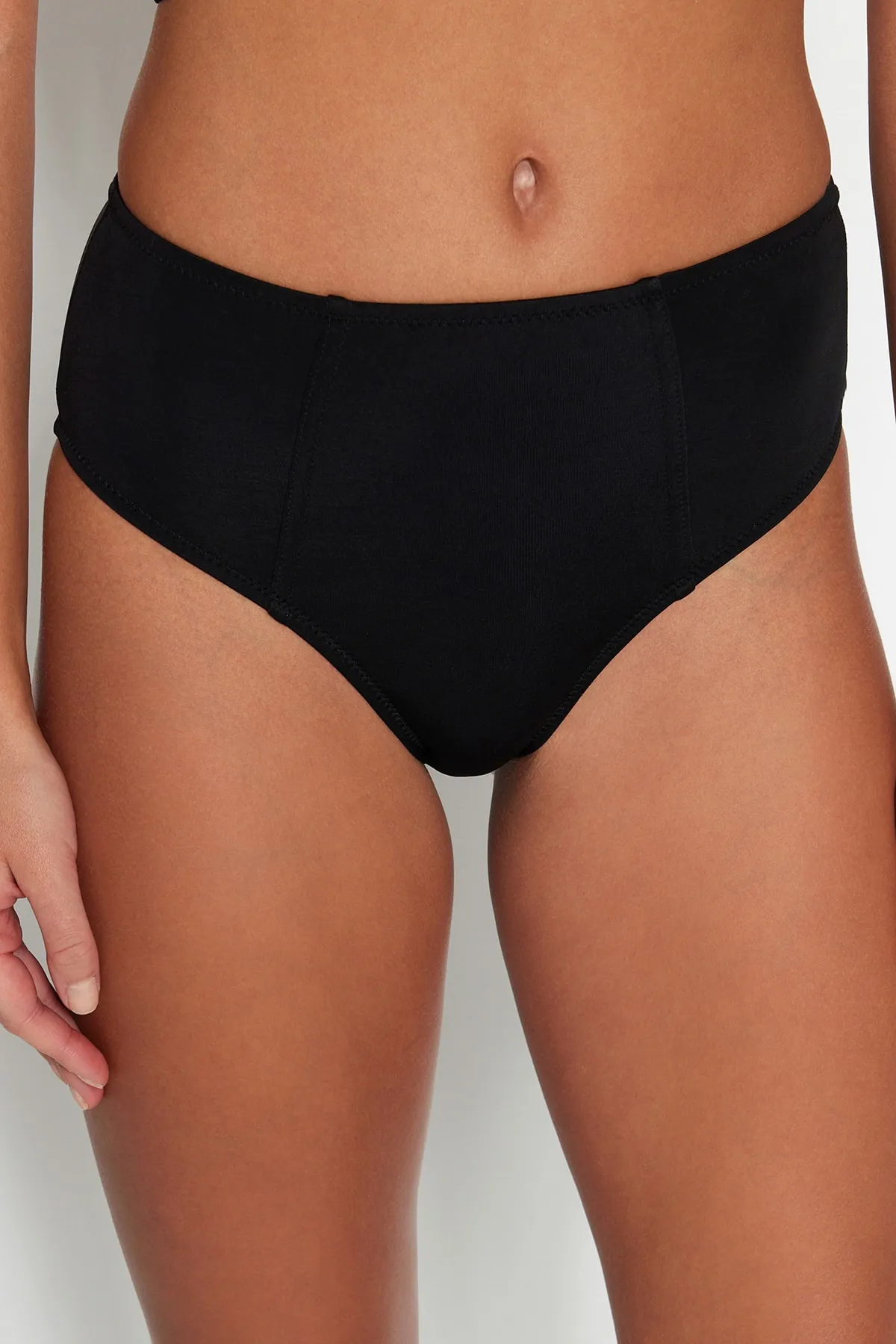 Trendyol Collection  Schwarze Hipster-Bikinihose mit hoher Taille TBESS21BA0387