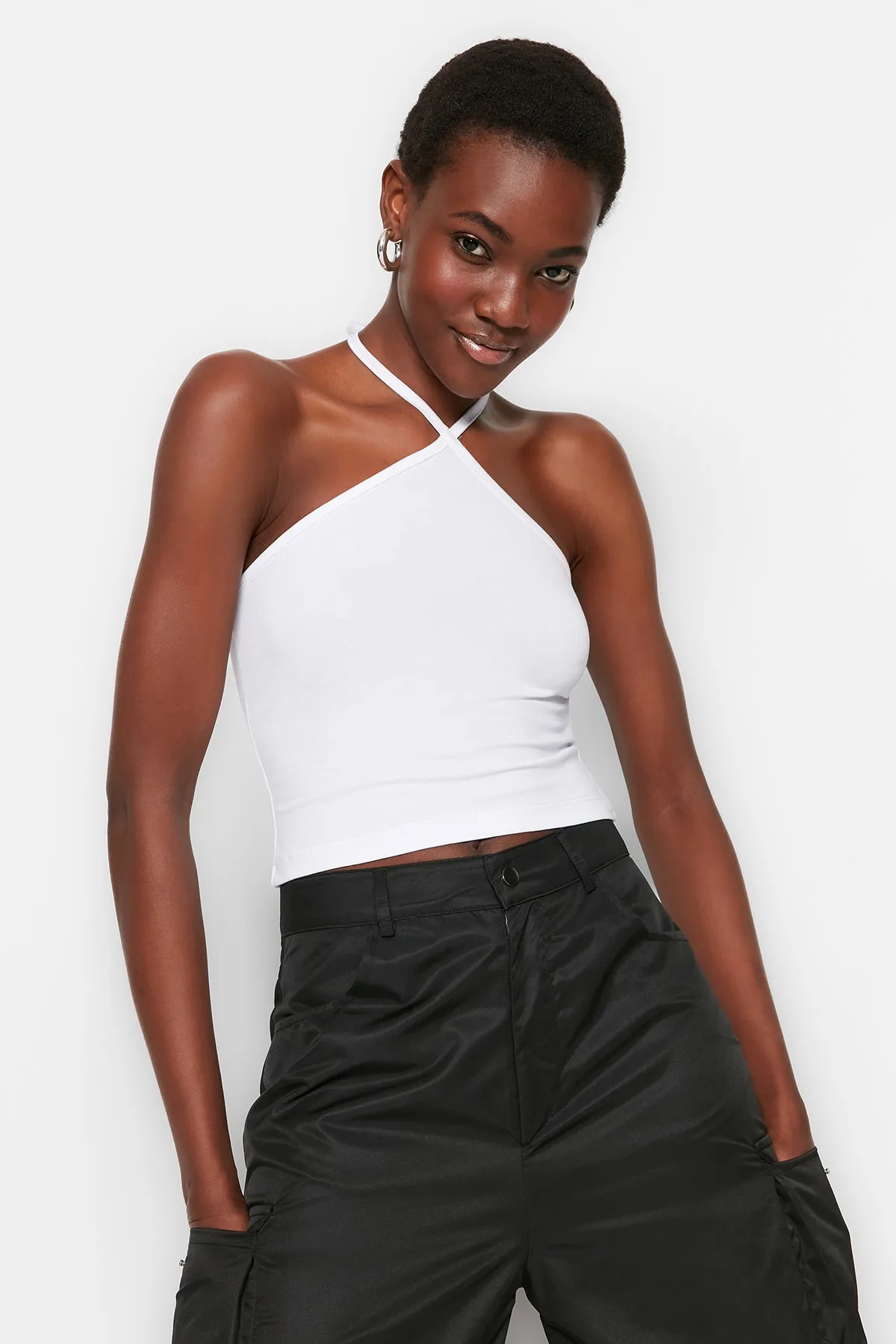Trendyol Collection  Schwarz-weißes 2er-Pack Crop Bustier aus Baumwolle mit überkreuzten Trägern, dehnbar, gestrickt, TWOSS23BS00002