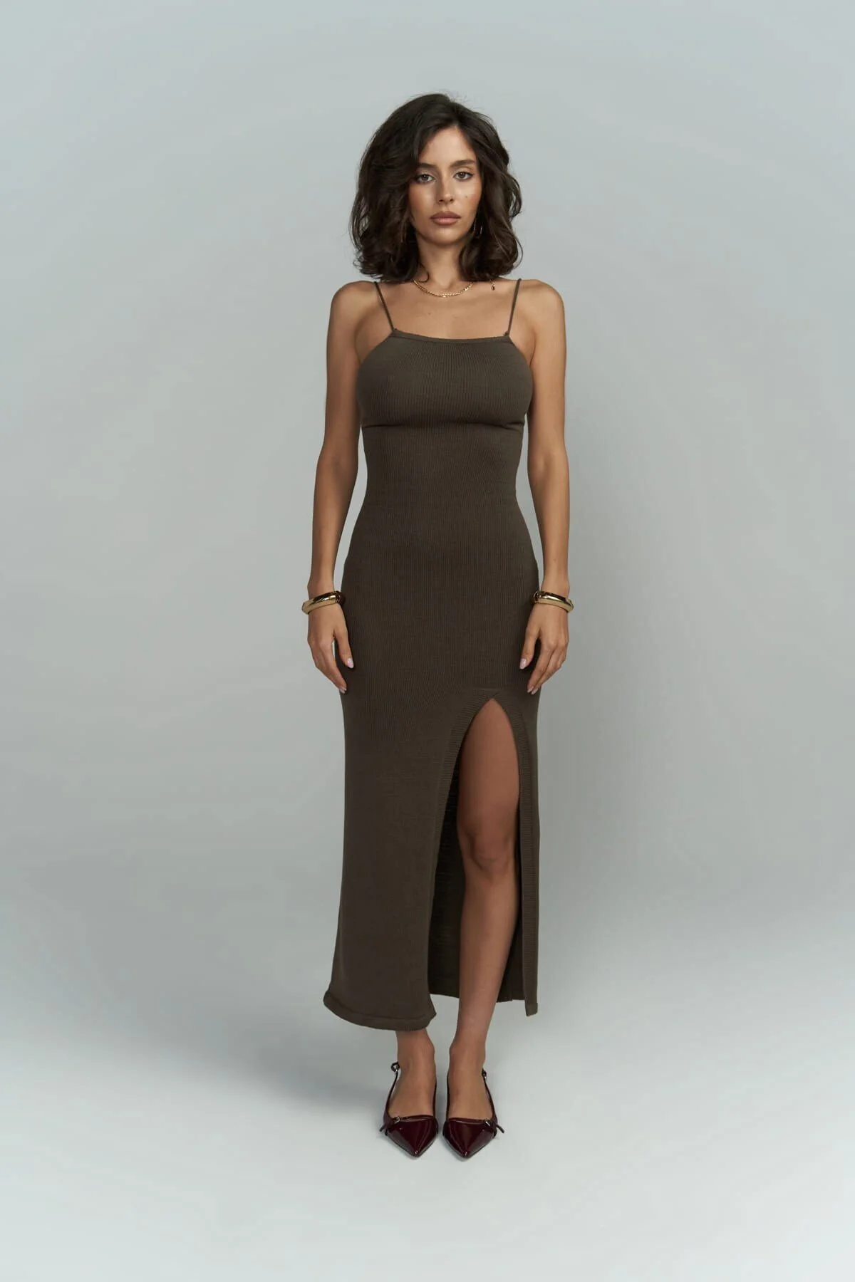BOHEMAİ  Cintia Back Tief ausgeschnittenes braunes Strickkleid