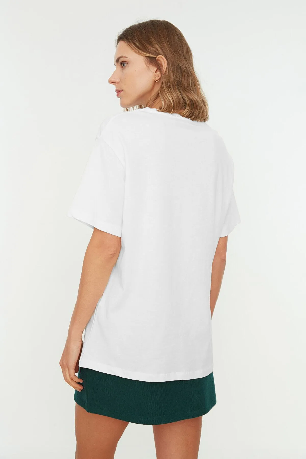 Trendyol Collection  Ecrufarbenes, bedrucktes Boyfriend-Strick-T-Shirt mit Rundhalsausschnitt aus 100 % Baumwolle TWOSS20TS0245
