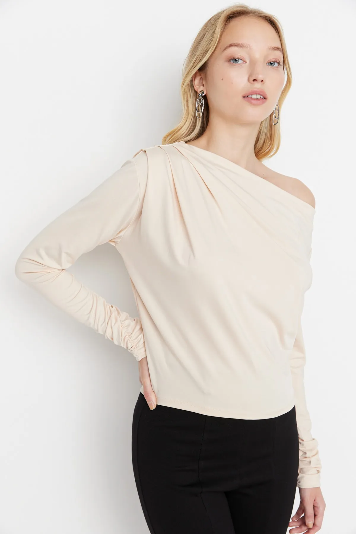 Trendyol Collection  Fließende, dehnbare Strickbluse mit asymmetrischem Kragen in Steingrau TWOAW21BZ1383