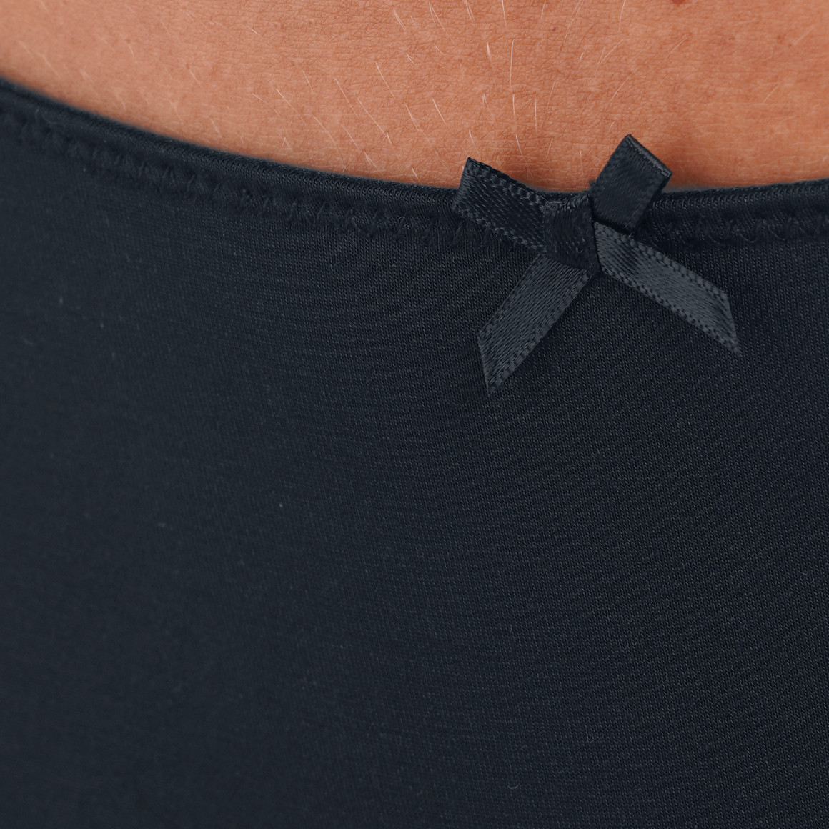 2 Damen Slips mit Spitzenbesatz
