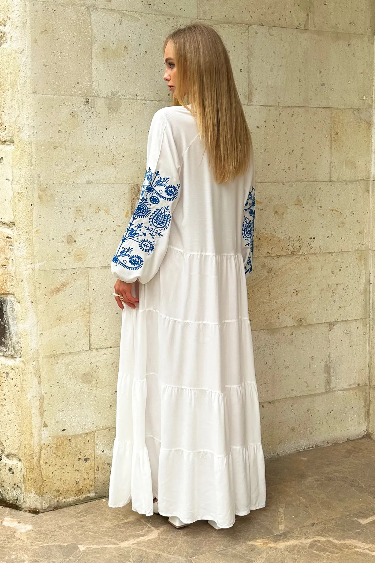 Trend Alaçatı Stili  Weißes Kleid aus gewebter Viskose mit vorherrschendem Kragen, bestickten Ärmeln, Volant und Lagenmuster für Damen ALC-X12188