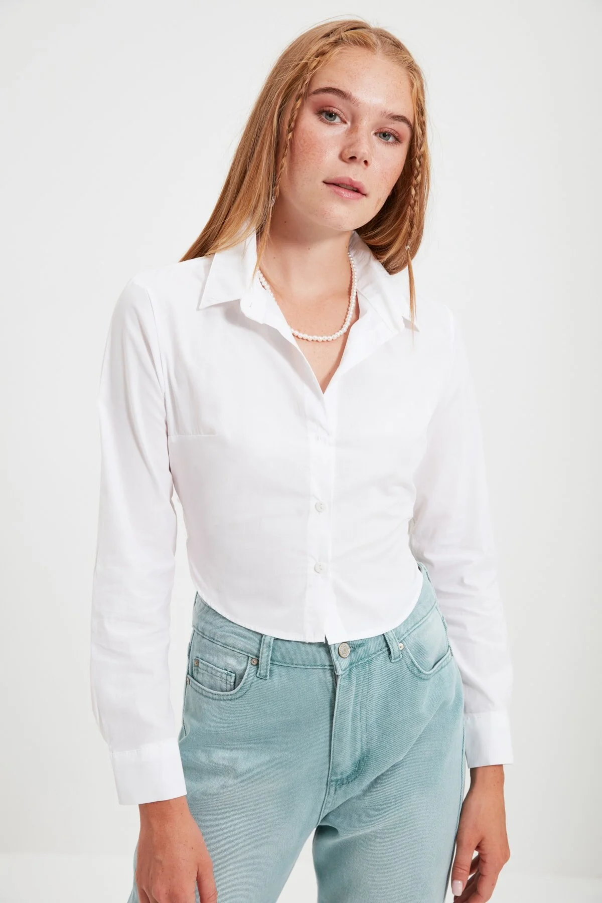 Trendyol Collection  Kurzes Hemd aus ecrufarbener Baumwolle – Detail auf der Rückseite, taillierter Schnitt, gewebt TWOSS21GO0167