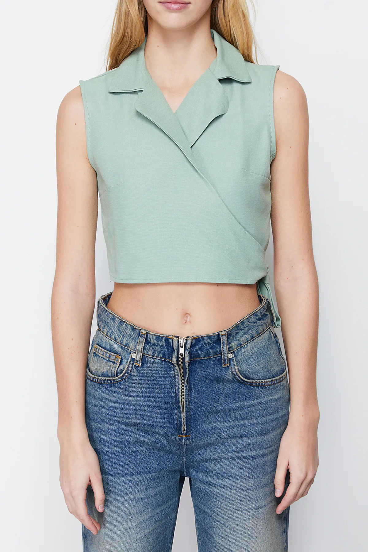 Trendyol Collection  Grüne, gebundene Bluse in gewebter Leinenoptik TWOSS23BZ00550