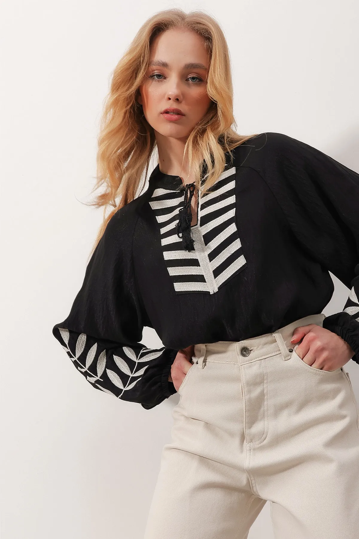 Trend Alaçatı Stili  Schwarze Damen-Übergangsbluse mit V-Ausschnitt vorne und Bindeärmeln, bestickt, Kontrast, Übergröße, ALC-X9799