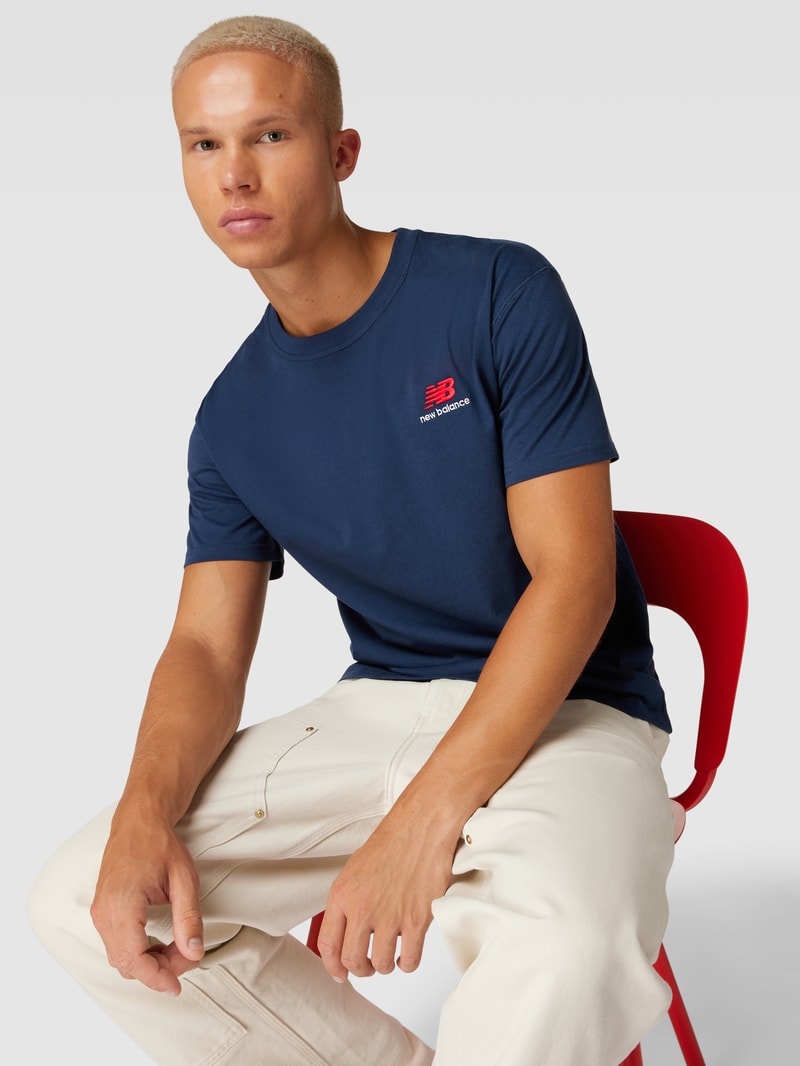T-Shirt mit Rundhalsausschnitt und Label-Stitching in marineblau