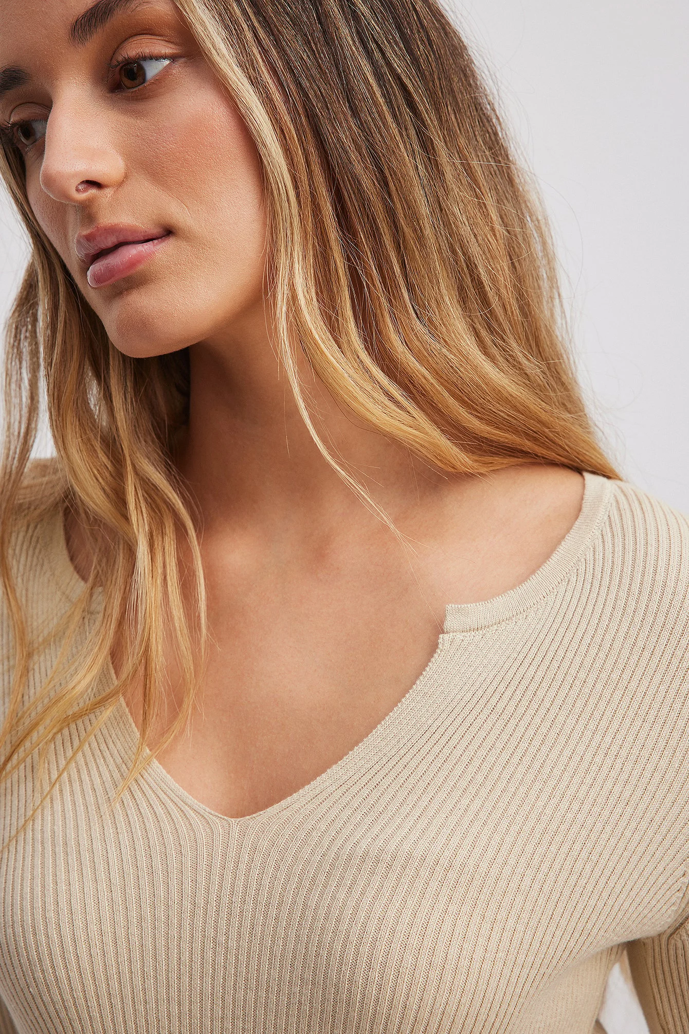 Leichter Ripp-Strickpullover mit V-Detail