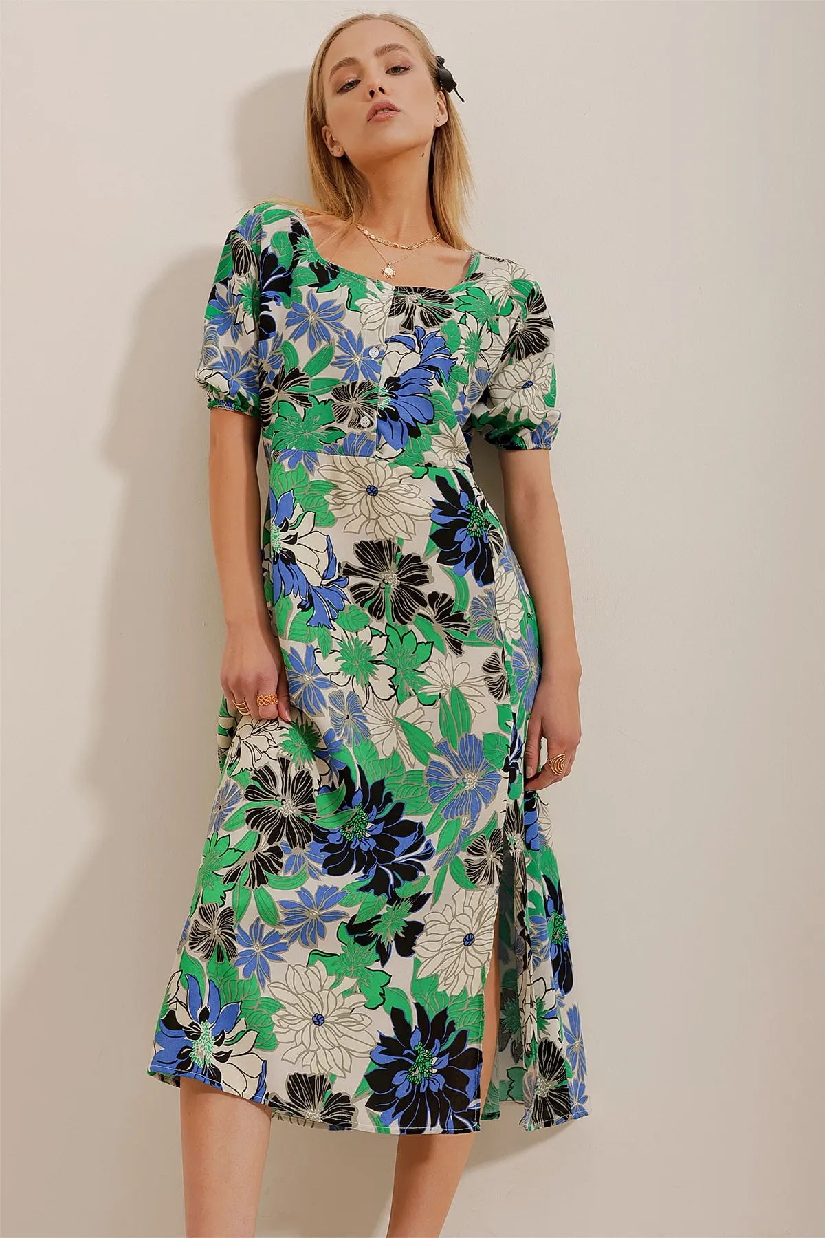 Trend Alaçatı Stili  Damen-Midikleid von Saks in Grün mit quadratischem Kragen, Knopfleiste und Schlitz ALC-X10229