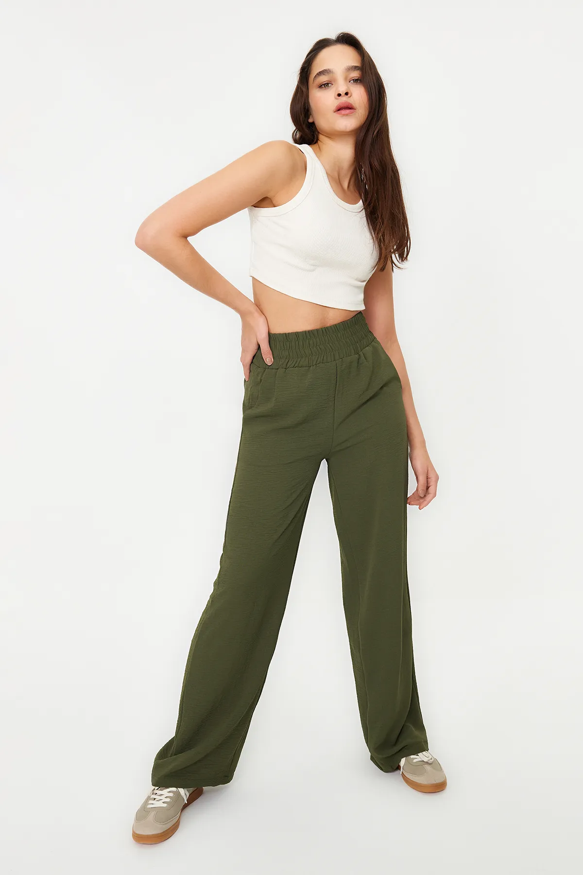 Trendyol Collection  Khakifarbene, elastische Webhose mit weitem Bein / breiter Knöcheltaille TWOSS22PL00024