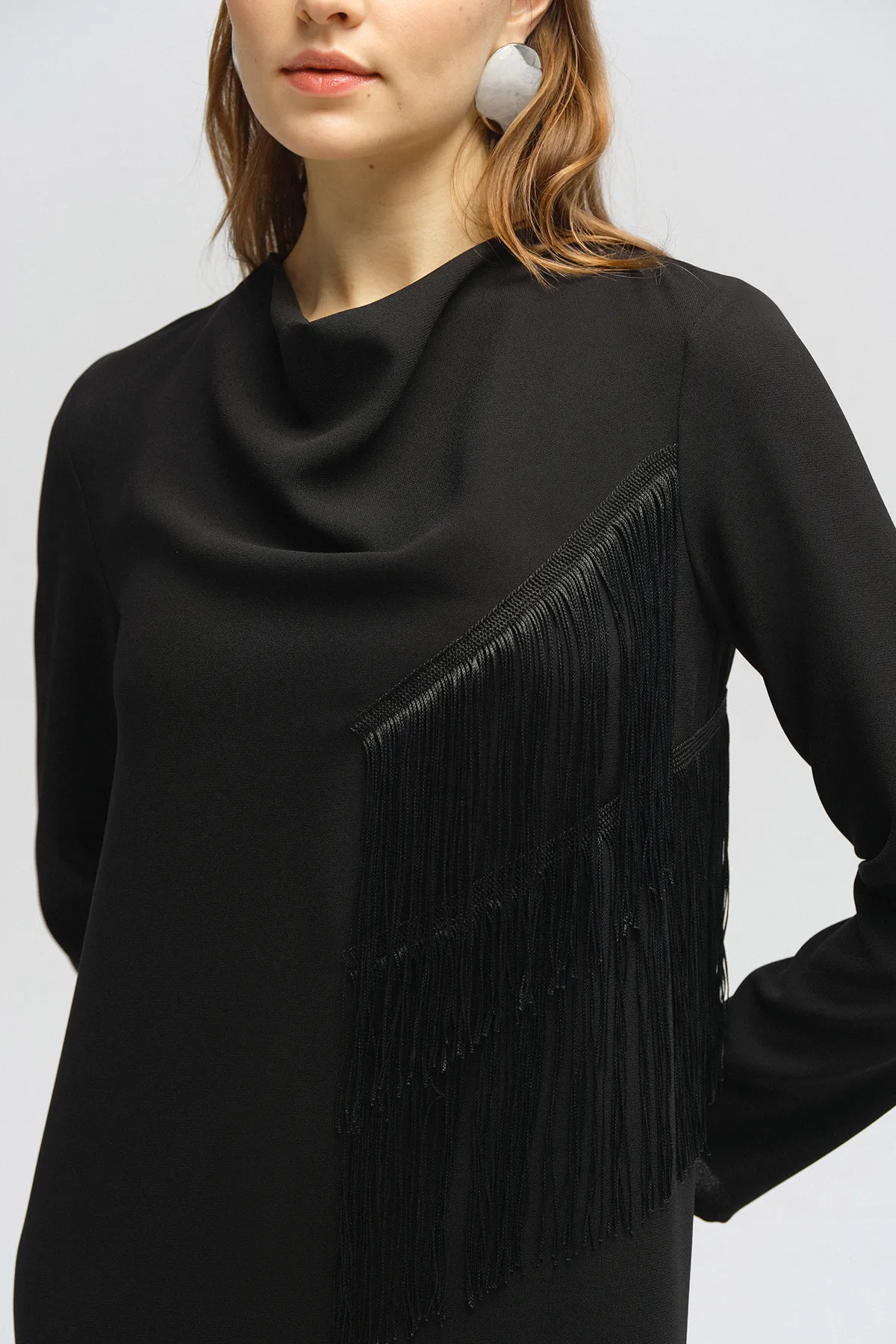 Touché Privé  KLEID AUS CRÉPE MIT QUASTEN