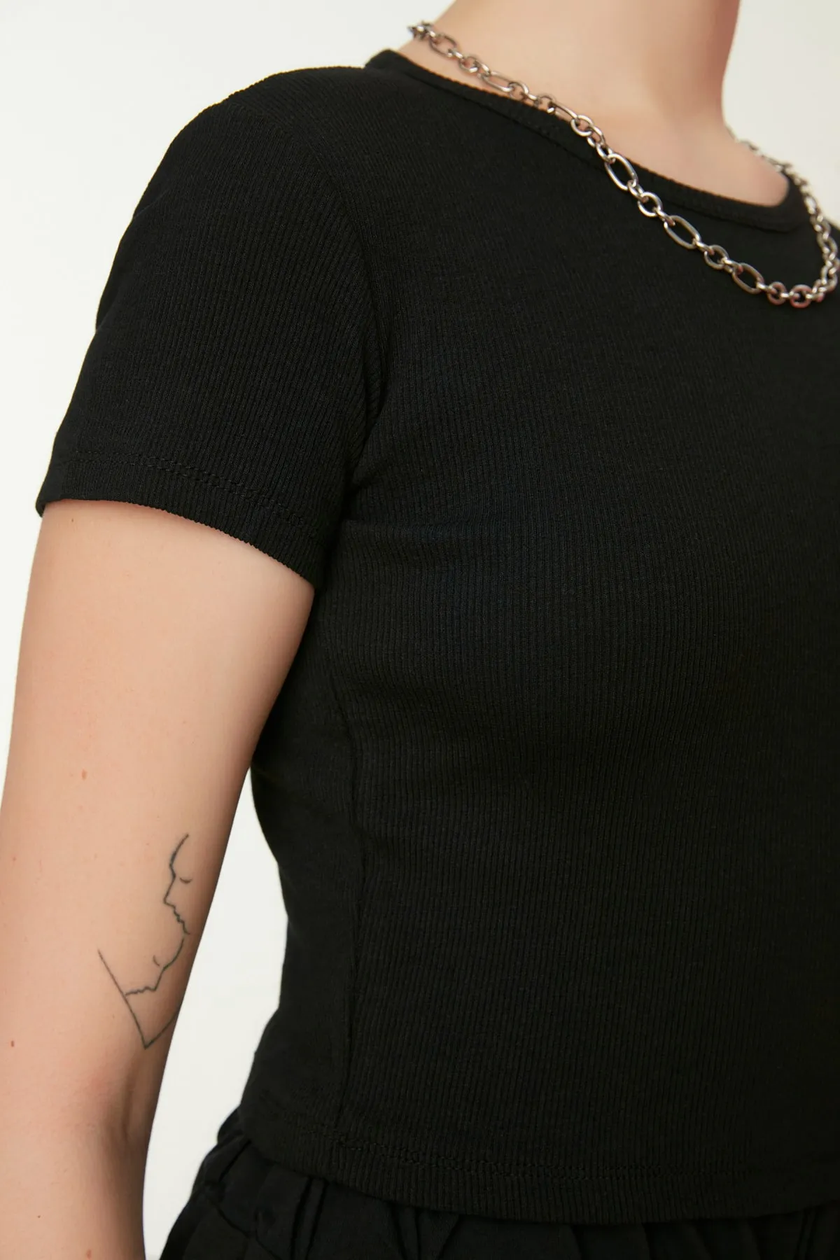 Trendyol Collection  Schwarze, taillierte, kurze, gerippte, dehnbare Strickbluse mit Rundhalsausschnitt TWOSS21BZ0779
