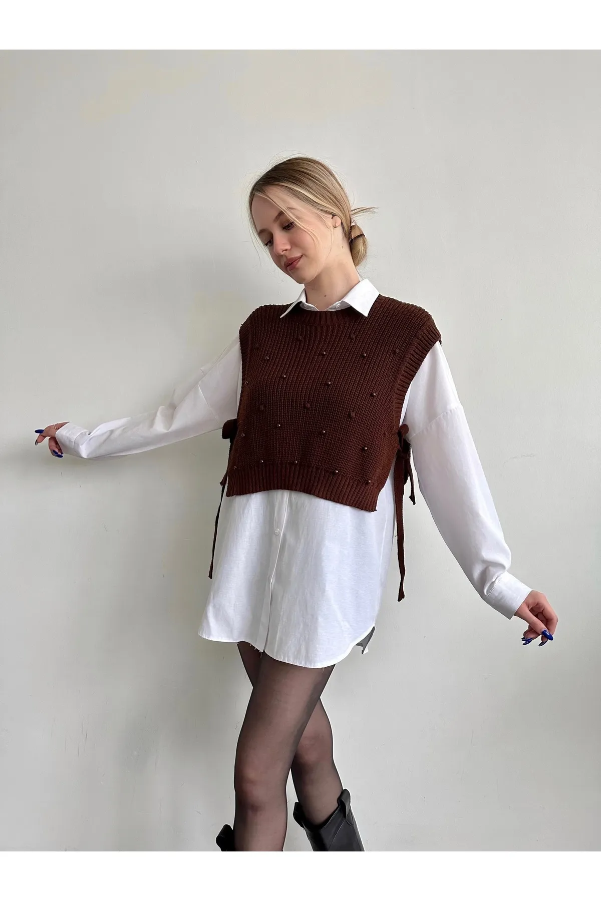 BEJNA  Damen-Strickpullover mit seitlichem Bindeband und Perlendetails in Braun