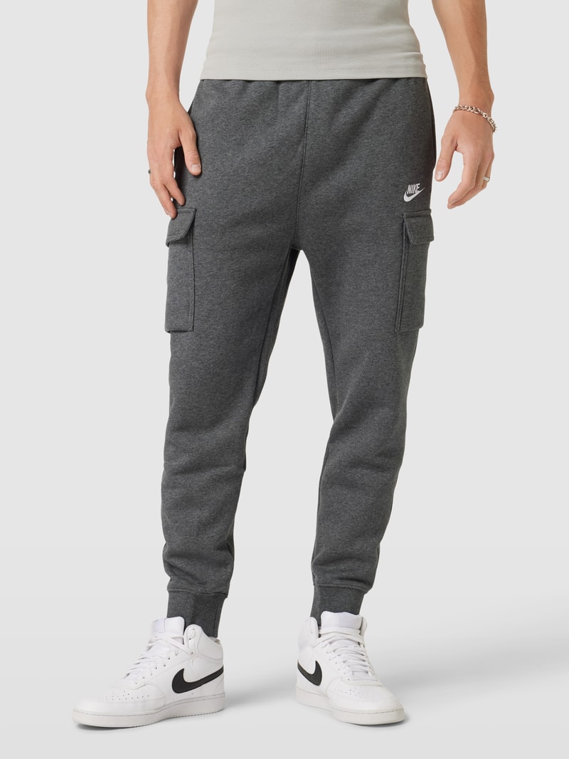Sweatpants mit aufgesetzten Taschen in anthrazit meliert