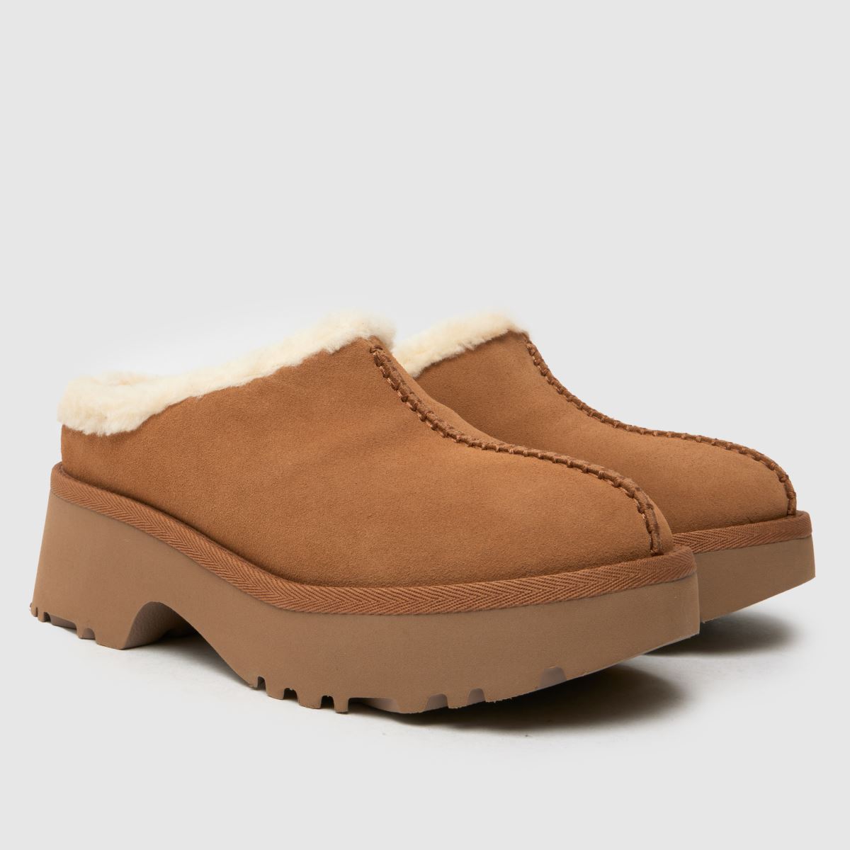 UGG New Heights Cozy klumpa szandál gesztenyebarna színben