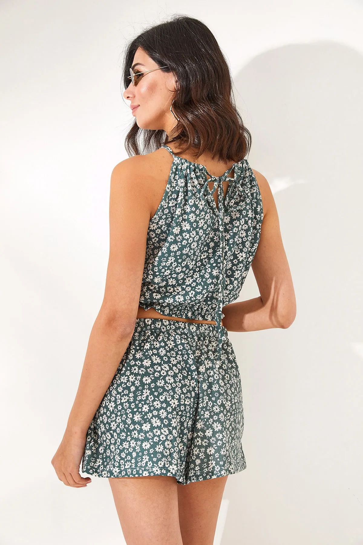Olalook  Grünes Blumentop für Damen, Bluse mit Bindeband, Shorts mit sechs Taschen, TKM-19000207