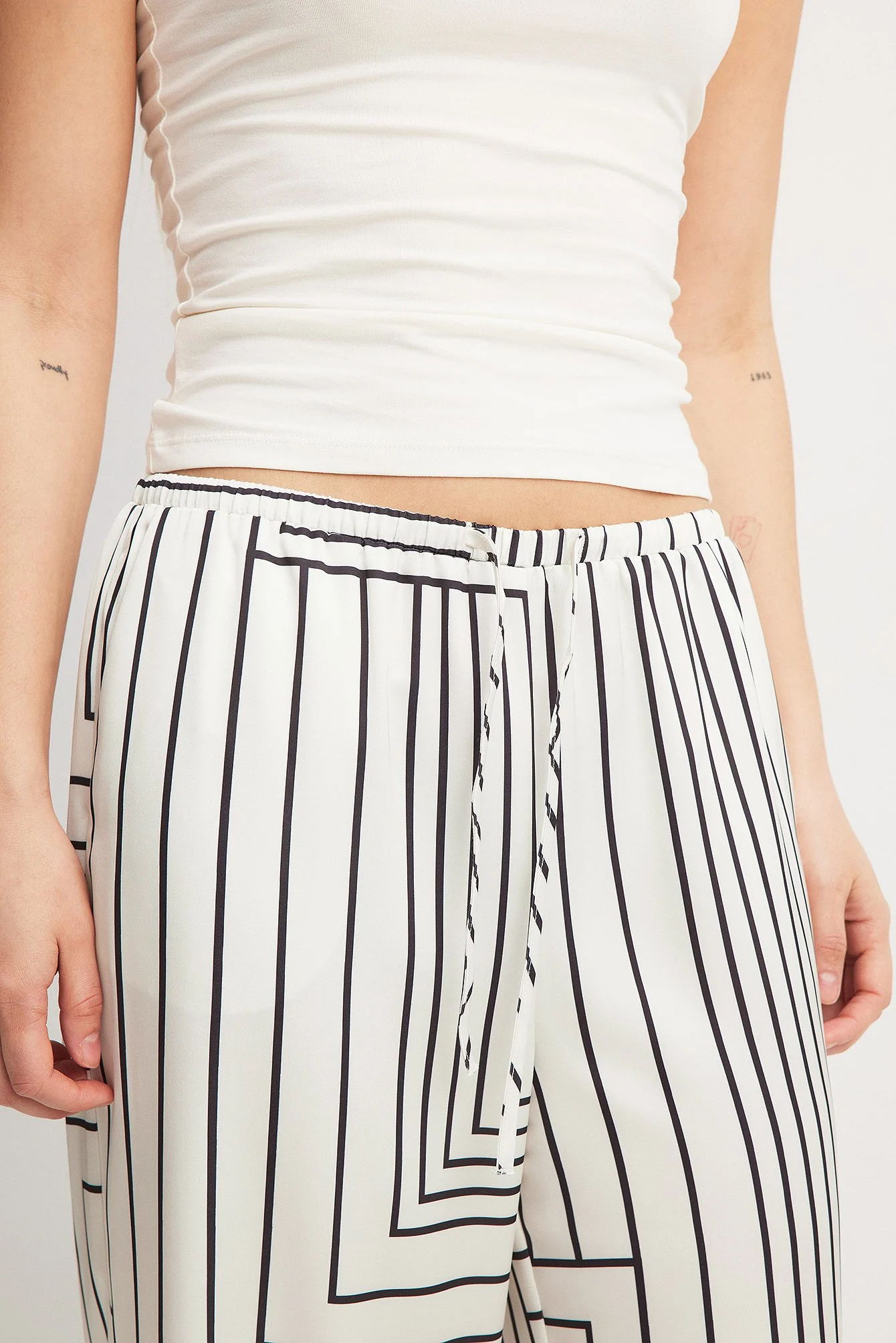 Satin-Hose mit elastischer Taille und mittelhohem Bund