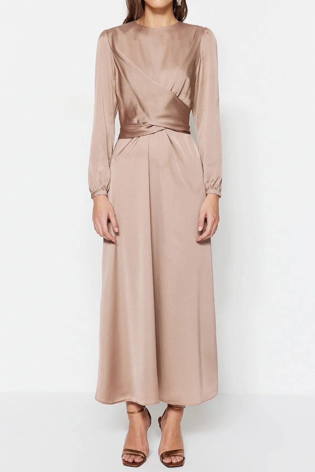 Trendyol Modest  Abendkleid aus Satin mit steinfarbenem Kreuz und Bindedetail TCTAW22EB0105