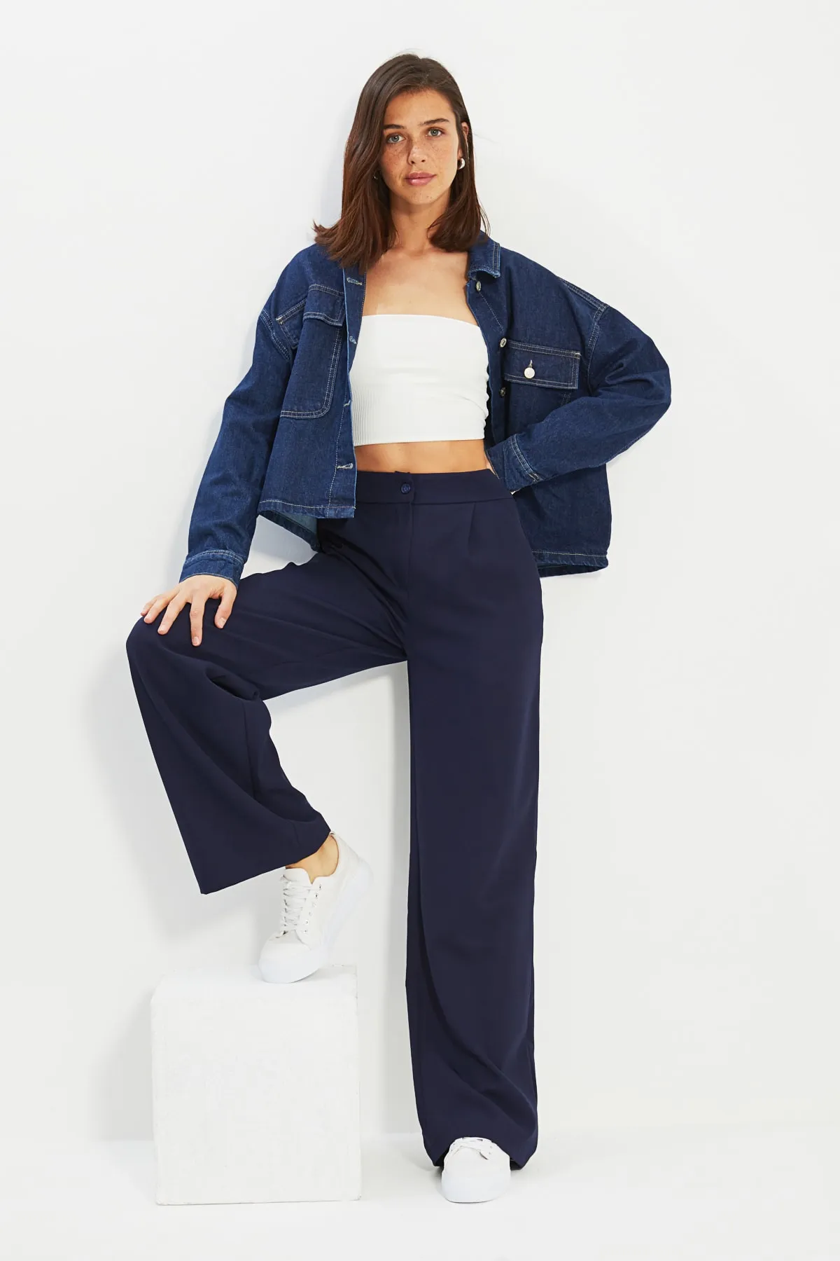 Trendyol Collection  Marineblaue Hose mit weitem Bein TWOAW22PL0139