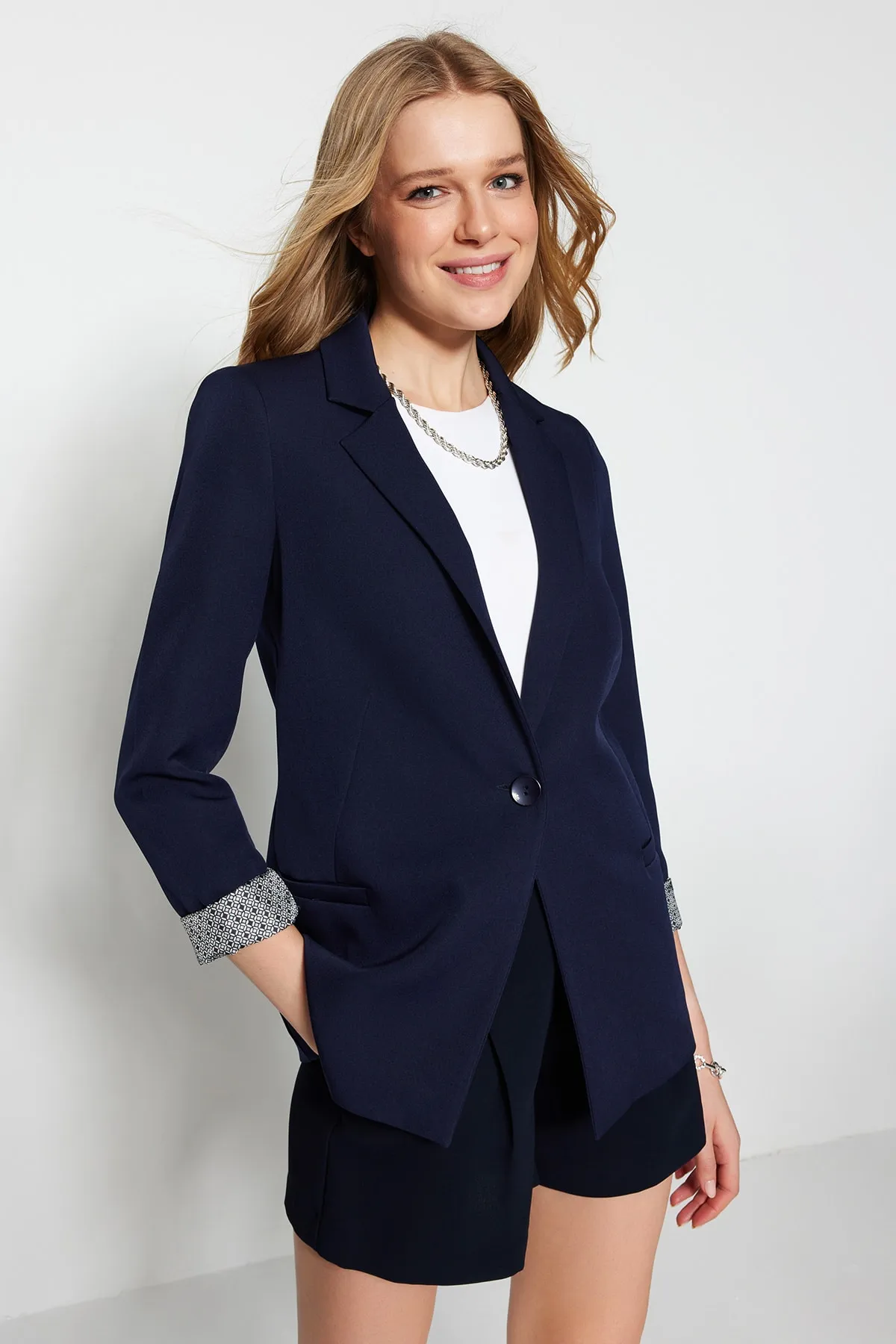 Trendyol Collection  Marineblaue Blazerjacke mit normalem Futter und detailliertem Webmuster TWOAW20CE0316