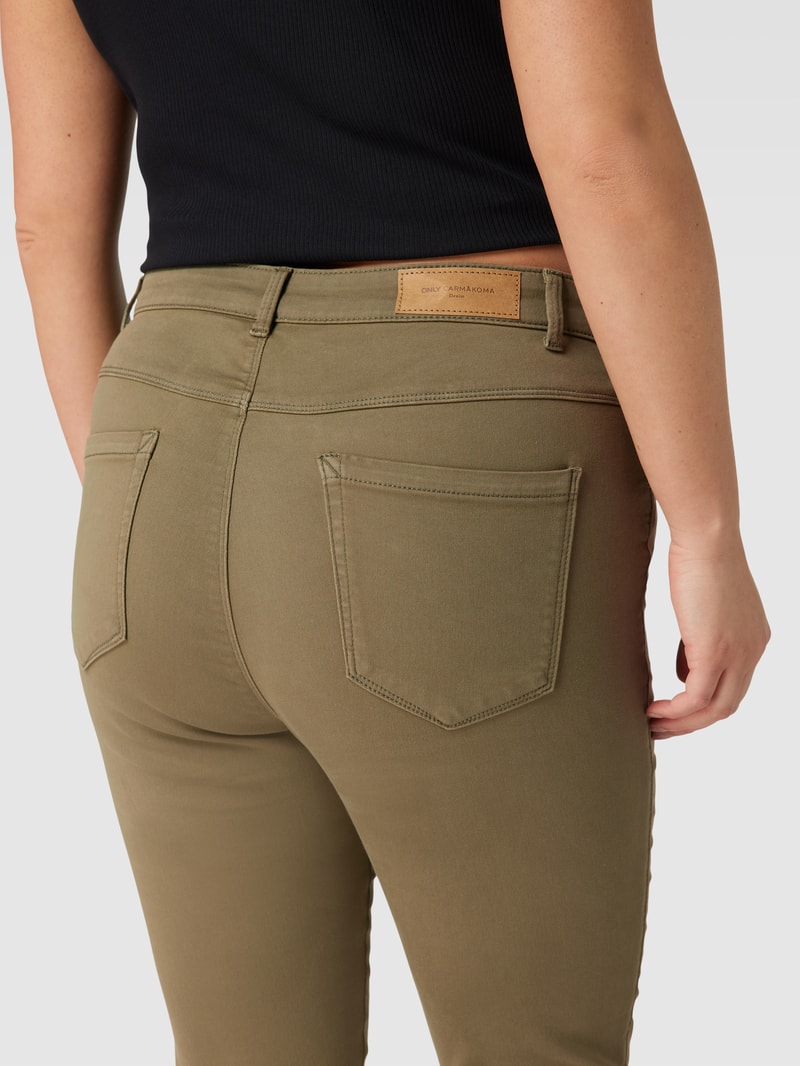PLUS SIZE Hose mit Label-Details Modell 'AUGUSTA' in olivgrün